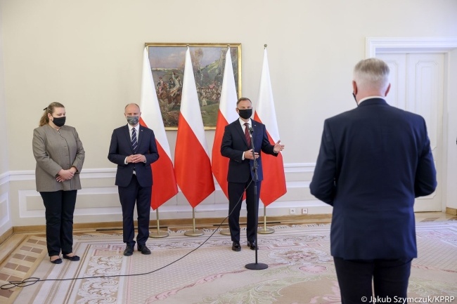 Prezydent Andrzej Duda  wręczył Jarosławowi Gowinowi odwołanie z funkcji Wiceprezesa RM, Ministra Rozwoju, Pracy i Technologii. Fot. KPRP