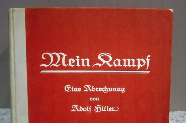 Pierwsze niemieckie wydanie książki, z lipca 1925, eksponowane w Niemieckim Muzeum Historycznym w Berlinie, fot. Wikipedia
