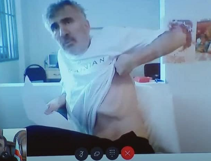 Saakaszwili podciągnął koszulkę podczas rozprawy. Sędzia kazał wyłączyć kamerę