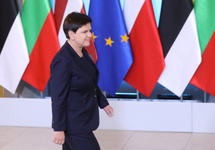 Premier Beata Szydło przed wspólnym zdjęciem w trakcie spotkania z premierami Litwy, Łotwy i Estonii w KPRM w Warszawie, fot. PAP/Rafał Guz