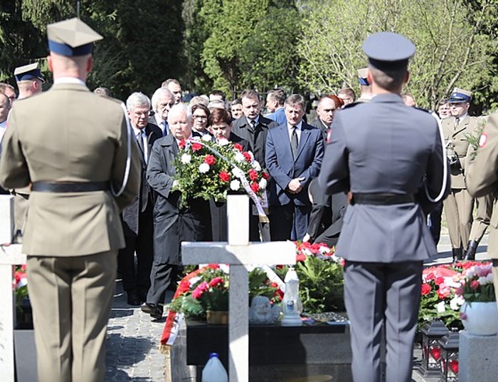 Prezes osobiście kupił złożone potem na grobach wieńce i zapłacił gotówką