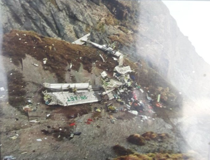 Na zboczu jednej z gór w Nepalu odnaleziono wrak samolotu, który w niedzielę zniknął z radarów kontroli lotu. Na pokładzie były 22 osoby. (fot. Twitter/ANI)