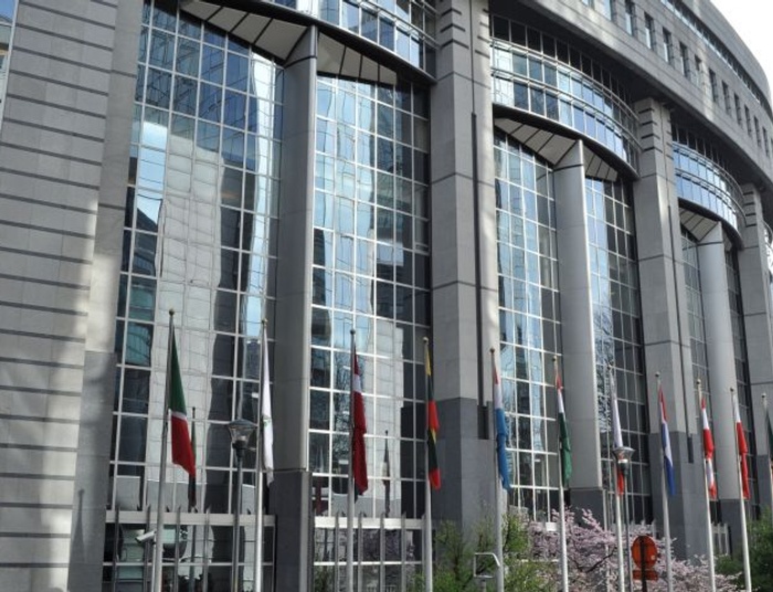 Zaskakujące priorytety europarlamentu czyli UE na równi pochyłej