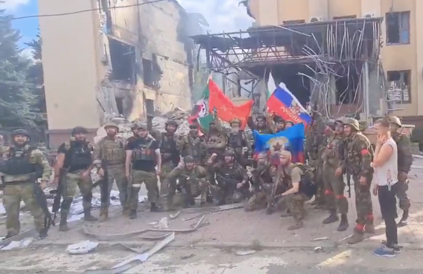 Siły ukraińskie prawdopodobnie wycofały się z Lisiczańska na wschodzie Ukrainy, w wyniku czego miasto zajęły w sobotę rosyjskie wojska.Źródło: NEXTA/Twitter
