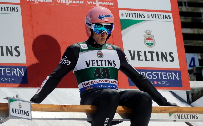 Dawid Kubacki wygrał konkurs Pucharu Świata w skokach narciarskich w niemieckim Titisee-Neustadt. Fot. PAP/EPA/RONALD WITTEK
