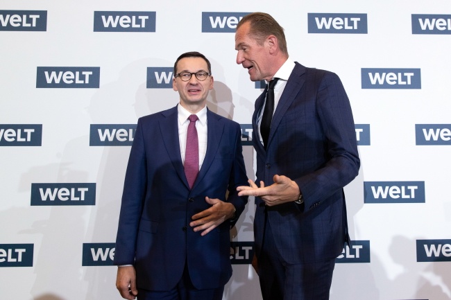 Premier Polski Mateusz Morawiecki i prezez i CEO Axel Springer Mathias Doepfner. Fot. PAP/EPA/HAYOUNG JEON