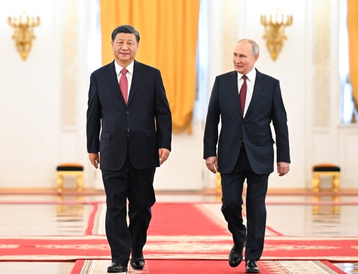 Jak Car Cesarzowi buty całował