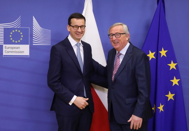 Rozmowa Mateusza Morawieckiego z przewodniczącym KE Jean-Claude'em Junckerem. Fot. PAP/EPA