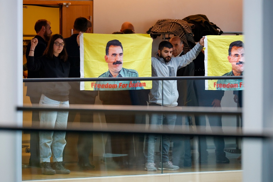 Kurdyjscy działacze zwolennicy uwięzionego przywódcy Partii Pracujących Kurdystanu (PKK) Abdullaha Ocalana są eskortowani po demonstracji podczas sesji w Parlamencie Europejskim w Strasburgu. EPA/JULIEN WARNAND