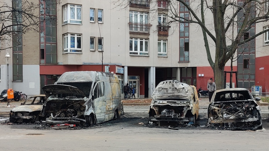 Spalone samochody po nocy sylwestrowej w Belinie, fot. Twitter