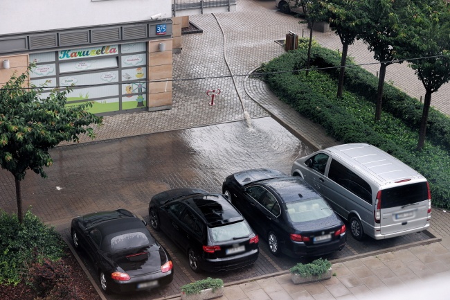 Wypompowywanie wody z garaży na jednym z osiedli mieszkaniowych na Woli, po ulewnych deszczach przechodzących nad stolicą. Fot. PAP/Mateusz Marek