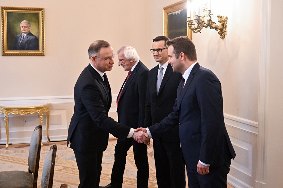 Prezydent Andrzej Duda (L) oraz premier Mateusz Morawiecki (2P), szef klubu PiS Ryszard Terlecki (2L) oraz rzecznik partii Rafał Bochenek (P). Fot. PAP/Radek Pietruszka