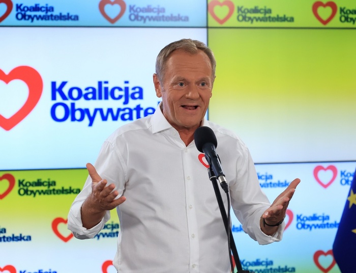 Afera wizowa. Tusk punktuje, PiS pokazuje spot