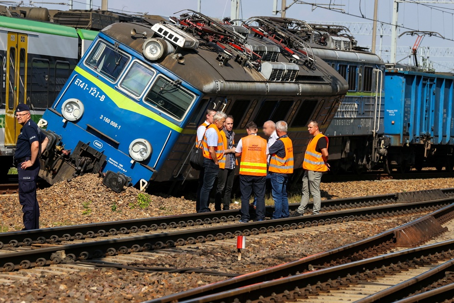 Specjalna komisja bada przyczyny zderzenia pociągów w Skierniewicach Fot. PAP/Marian Zubrzycki