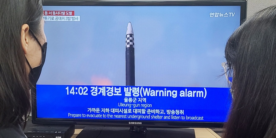 Mieszkańcy Seulu z przerażeniem oglądali test rakiety balistycznej. W Japonii ogłoszono początkowo alarm. Fot. PAP/EPA