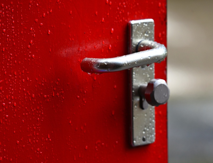 Zauważyłeś podobny znaczek na drzwiach? Lepiej od razu zgłoś się na policję