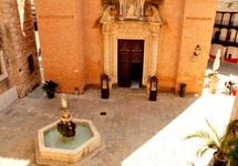 Przed kościołem Torralba de Ribota w Saragossie