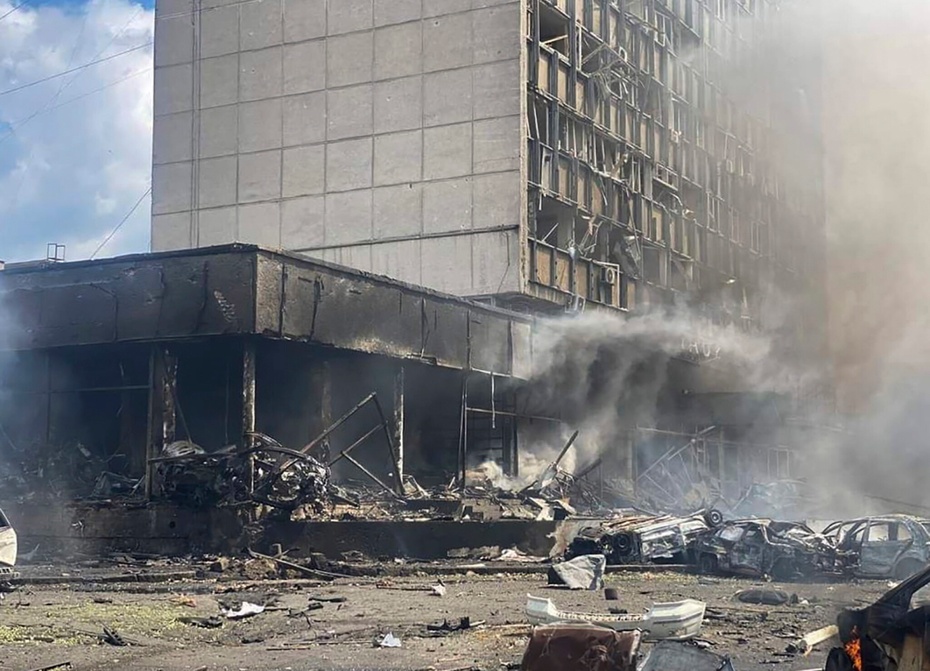 W czwartek trzy rosyjskie rakiety spadły na centrum miasta w Winnicy w środkowej Ukrainie. Źródło: EPA
