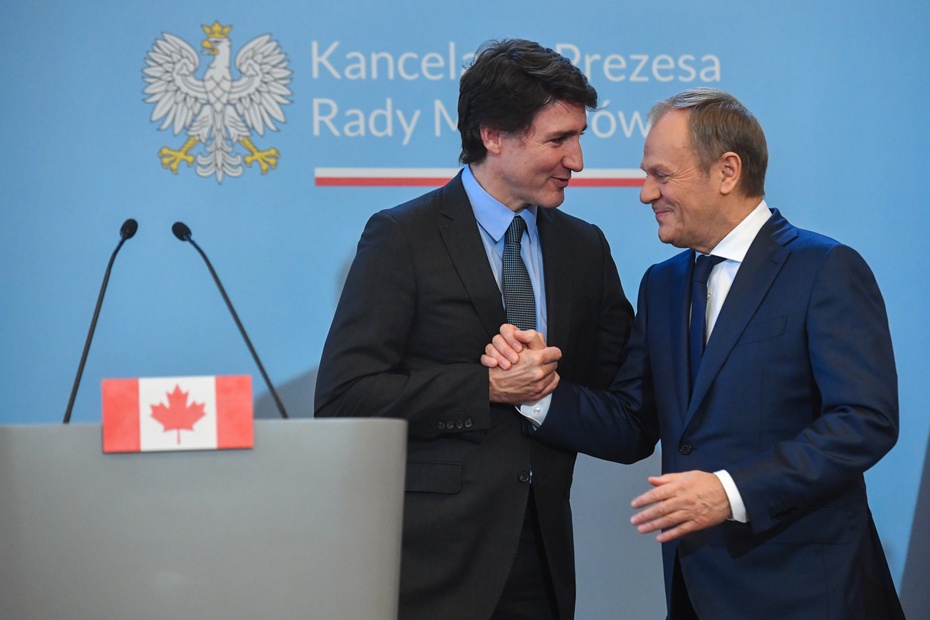 Premier Donald Tusk (P) oraz premier Kanady Justin Trudeau (L) podczas konferencji prasowej po spotkaniu w siedzibie KPRM w Warszawie, 26 bm. (jm) PAP/Piotr Nowak