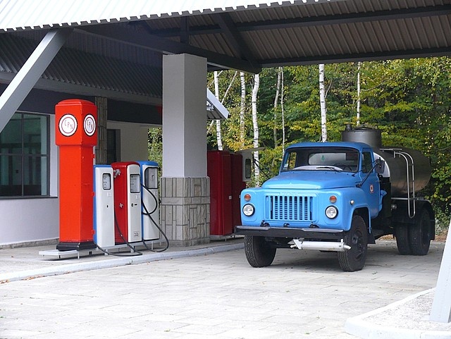 Dawna stacja benzynowa w Muzeum  Przemysłu Naftowego i Gazowniczego w Bóbrce koło Krosna. Fot. bobrka.pl