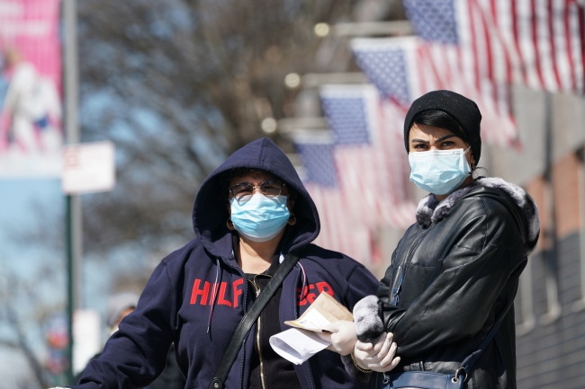 Ludzie w maseczkach przed szpitalem Elmhurst w Queens, Nowy Jork. Fot. PAP/EPA/Bryan R. Smith