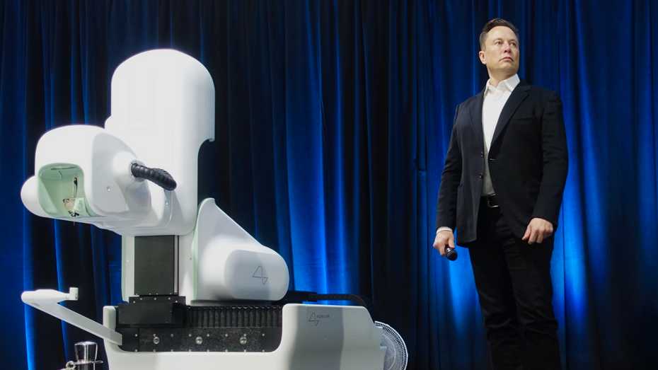 Elon Musk podczas jednej z prezentacji Neuralinku. (fot. Flickr)