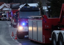 Akcja ratunkowa w miejscu wybuchu gazu, do którego doszło 4 bm. ok. godz. 19:00 w domu jednorodzinnym w Szczyrku. Fot. PAP/Andrzej Grygiel