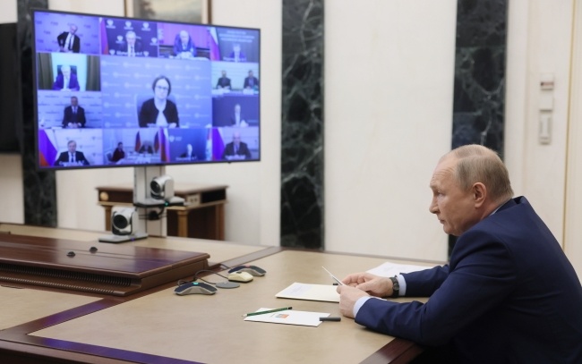 Prezydent USA Władimir Putin przewodniczy spotkaniu na temat rozwoju przemysłu naftowego, które odbywa się za pośrednictwem wideokonferencji na Kremlu w Moskwie, fot. PAP/EPA/MIKHAIL METZEL/SPUTNIK/KREMLIN