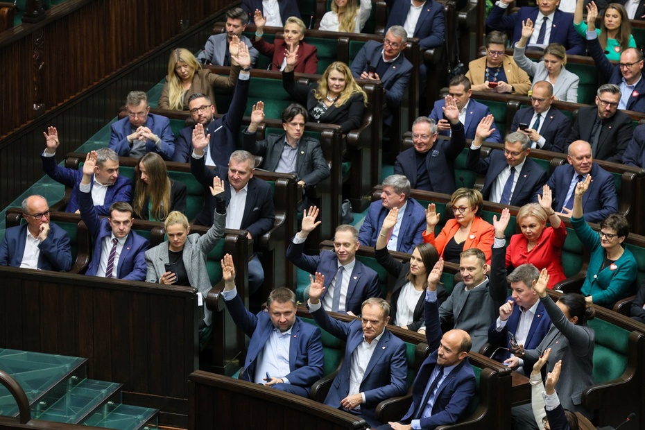 Posłowie KO i Lewicy na sali obrad Sejmu w Warszawie. Fot. PAP/Paweł Supernak