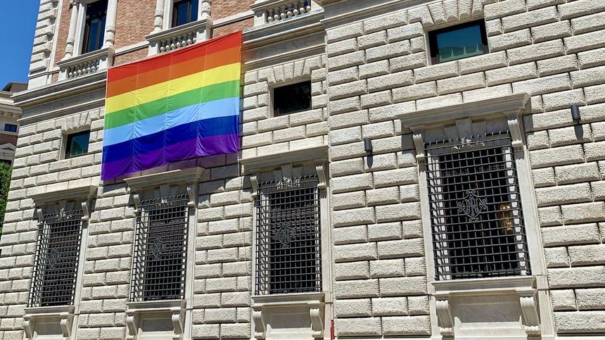 Flaga LGBT w Watykanie wzbudziła liczne kontrowersje. Fot. twitter.com/usinholysee