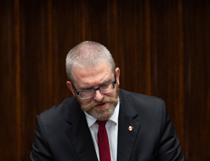 Awantura o in vitro. Braun straszy piekłem. Poseł PiS opowiada historię o swoim dziecku