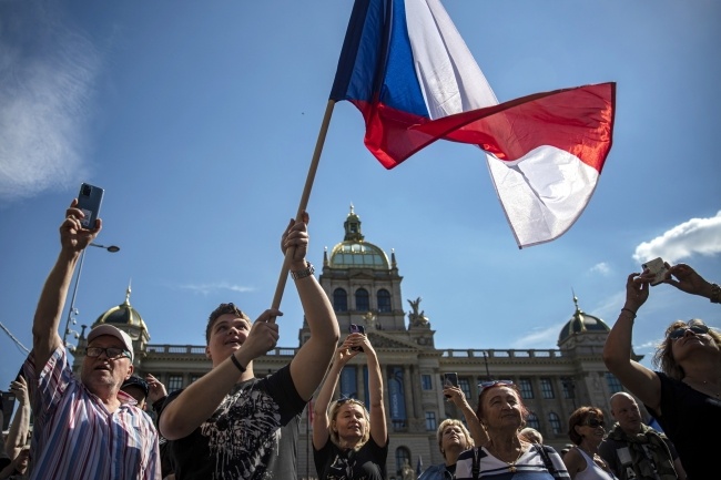 Antyrządowe protesty w Pradze, fot. PAP/EPA/MARTIN DIVISEK
