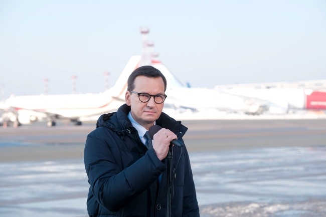Premier Mateusz Morawiecki podczas konferencji prasowej na lotnisku Okęcie w Warszawie przed wylotem do Brukseli, fot. Mateusz Marek