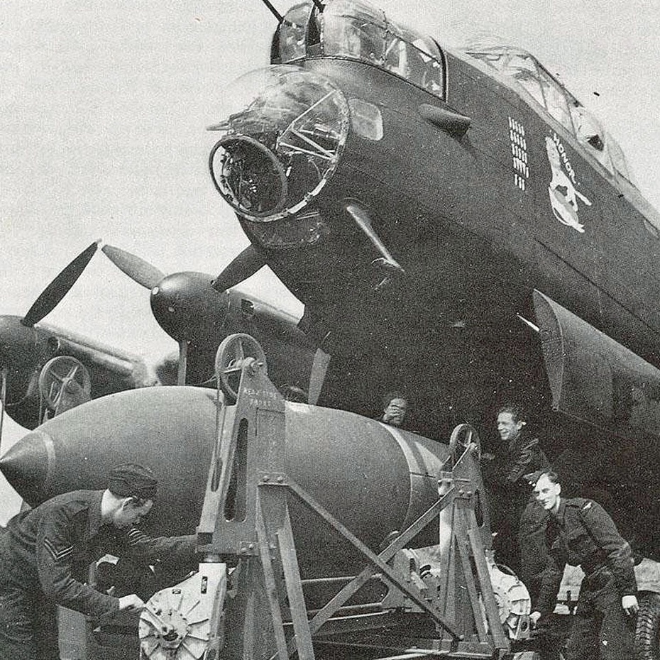 Bomba "Tallboy" podczas załadunku do komory bombowej "Lancastera". Zdjęcie fundacja im Sir Wallisa