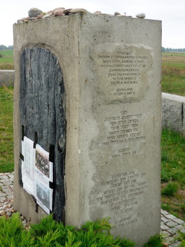 Pogromy sąsiedzkie zdarzały się nie tylko w Jedwabnem. Na zdjęciu pomnik, napis na którym głosi: „Pamięci Żydów z Jedwabnego i okolic, mężczyzn, kobiet i dzieci, współgospodarzy tej ziemi, zamordowanych żywcem spalonych w tym miejscu w lipcu 1941 roku” (a