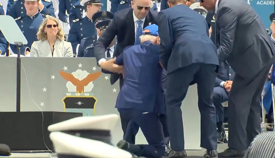 Prezydent Biden przewrócił się podczas ceremonii w Akademii Sił Powietrznych, fot. screenshot/YouTube