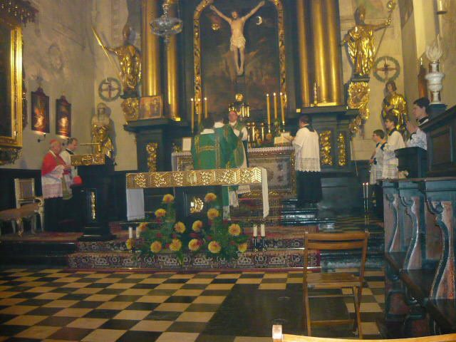 kard. Stanisław Dziwisz na Mszy trydenckiej, kościół Św. Krzyża, celebruje x. Wojciech Grygiel FSSp, Kraków, 11 listopada 2012.