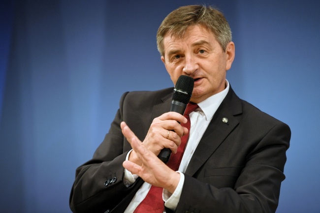 Album ze zdjęciami marszałka Kuchcińskiego kosztuje 750 zł za sztukę. Fot. PAP/Darek Delmanowicz