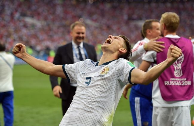 Piłkarz reprezentacji Rosji Ilia Kutiepow cieszy się ze zwycięstwa, fot. PAP/EPA/SERGEI CHIRIKOV