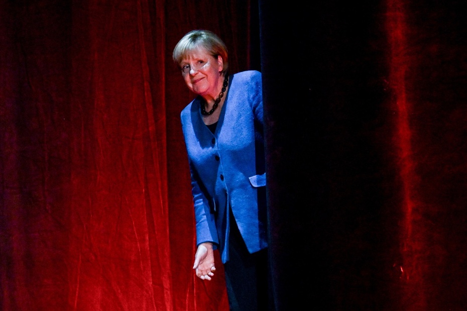 Angela Merkel na scenie Berliner Ensemble. Fot. PAP/EPA/FILIP SINGER