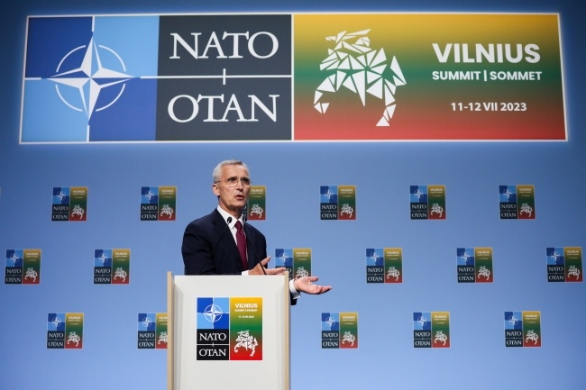 Sekretarz generalny NATO Jens Stoltenberg podczas konferencji prasowej w pierwszym dniu szczytu NATO w Wilnie, fot. PAP/Leszek Szymański