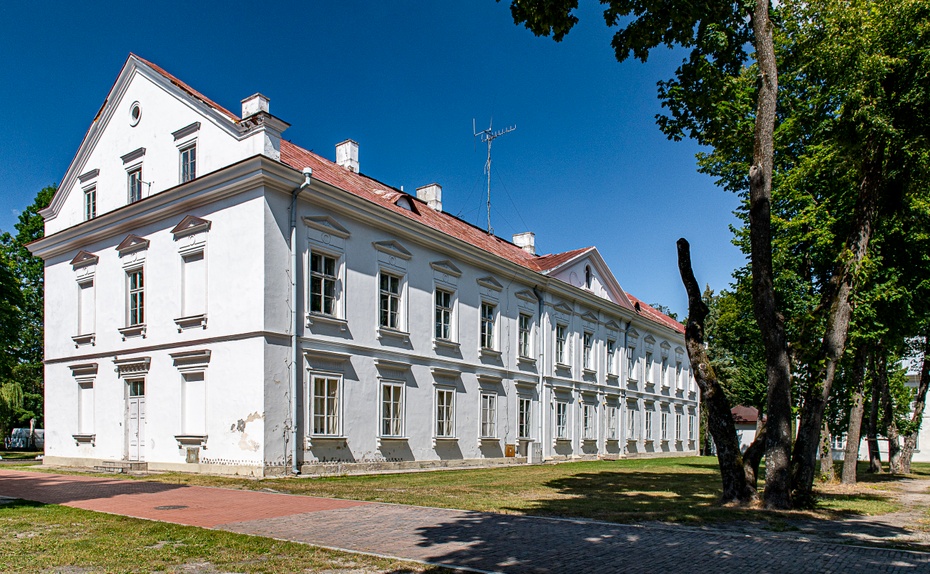 Tzw. „pałac administracji”, będący aktualnie siedzibą Zespołu Szkół Drzewnych i Ochrony Środowiska im. Jana Zamoyskiego.