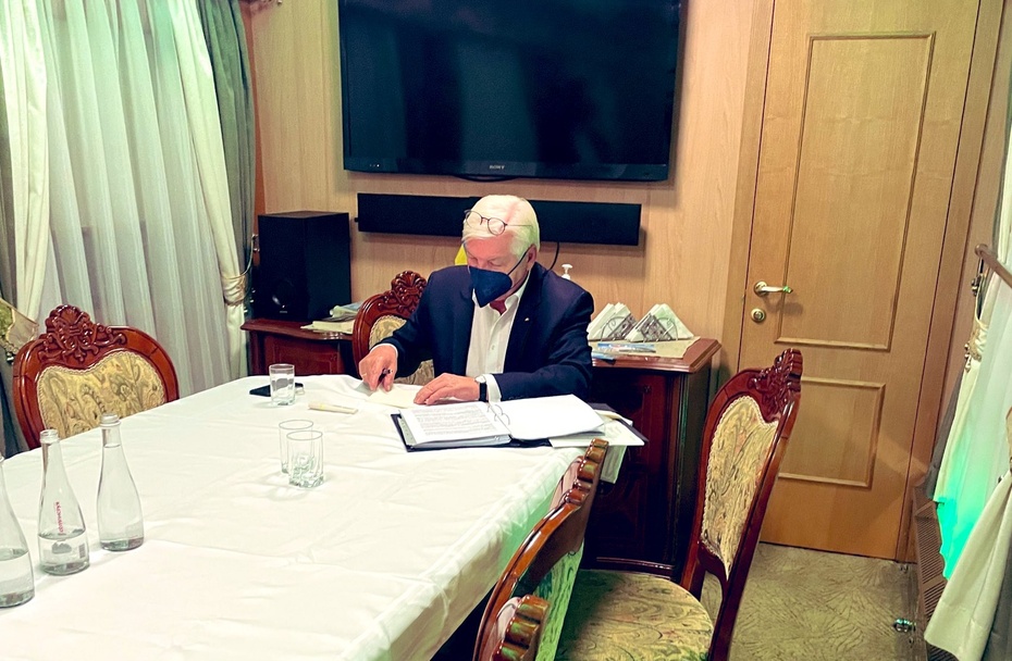 Prezydent Federalny w nocnym pociągu w drodze do Kijowa. Fot. Twitter/Matthias Deiss