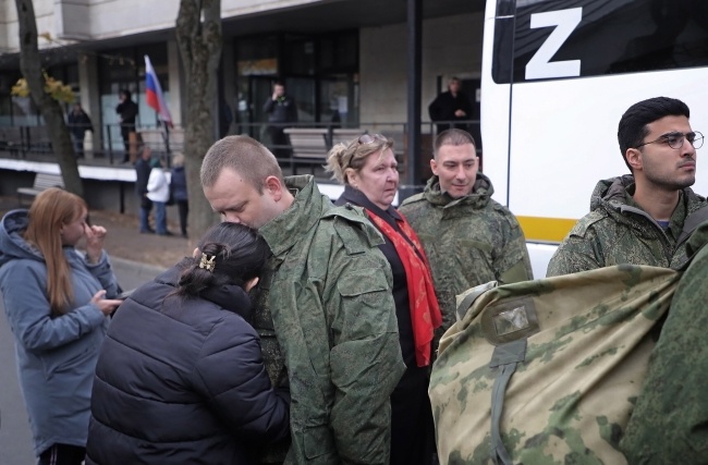 Zmobilizowani Rosjanie żegnają się ze swoimi bliskimi, fot. PAP/EPA/MAXIM SHIPENKOV