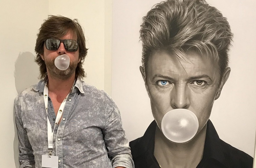 Michael Moebius z portretem Davida Bowie. Fot. Instagram/Moebiusart