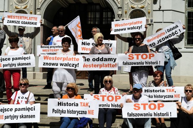 Protestujący przeciwko procedowanemu w Sejmie projektowi ustawy dotyczącej budowy Muzeum Westerplatte i Wojny 1939 w Gdańsku. Fot. PAP/Adam Warżawa