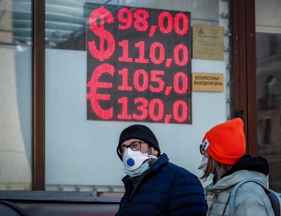 Moskwa. Rosjanie przed kantorem. Fot. PAP/EPA/YURI KOCHETKOV