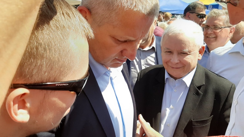 Prezes J.Kaczyński w Dygowie, Czesław Hoc po prawej w drugim planie.