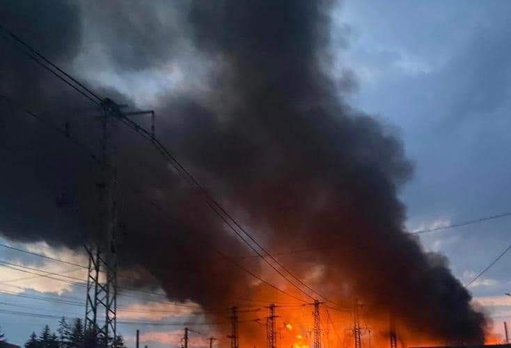Pożary po wtorkowym rosyjskim ataku rakietowym we Lwowie. Fot. Twitter/Iuliia Mendel