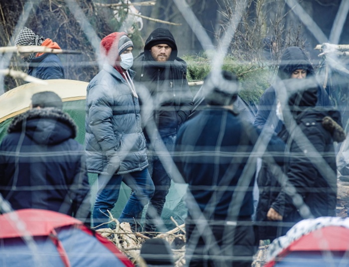 To UE powinna zbudować mur na granicy. Celem imigrantów nie jest Polska, tylko Niemcy.